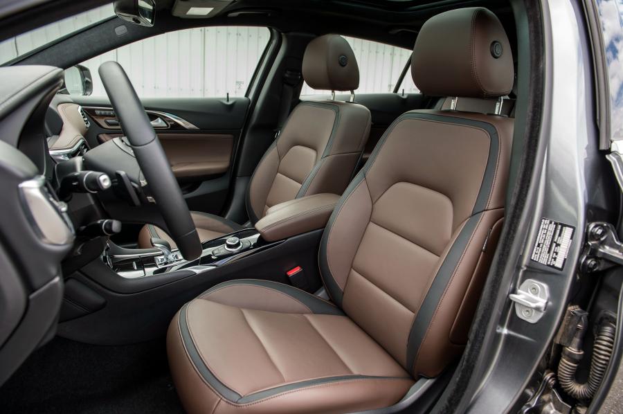 Интерьер Infiniti QX30 2.0t AWD 2016 года  (US) (фото 11 из 14)
